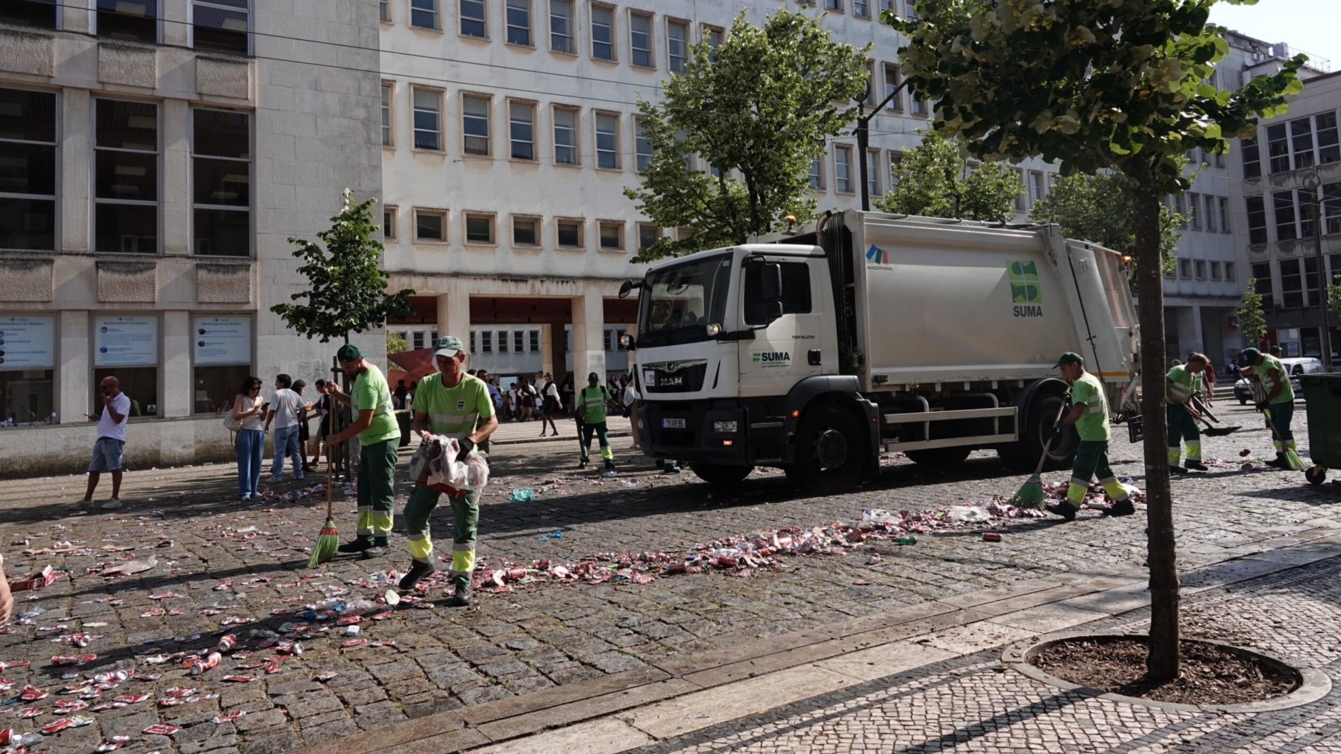 Operação de limpeza do Cortejo da Queima das Fitas recolheu 19,44 toneladas de resíduos