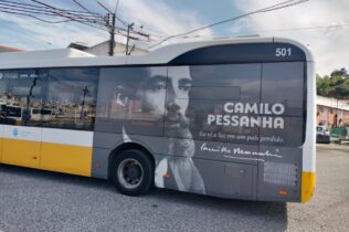 Autocarro dos SMTUC presta homenagem a Camilo Pessanha no centenário da sua morte