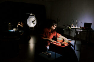 Teatro do Frio estreia “Da Prece ao Techno” no Convento São Francisco no âmbito do Dar a Ouvir