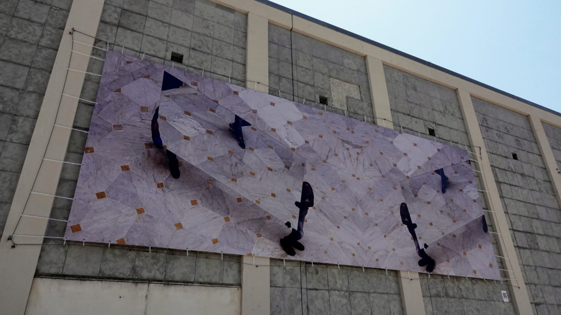 Projeto “Outdoor ’26” com obra de José Pedro Croft na fachada do Mercado Municipal D. Pedro