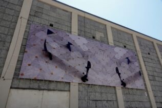 Projeto “Outdoor ’26” com obra de José Pedro Croft na fachada do Mercado Municipal D. Pedro