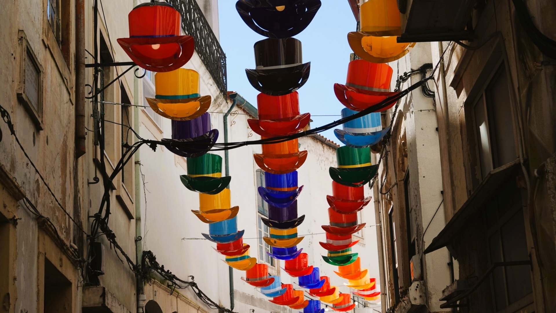 Câmara substitui lâmpadas e cartolas na Rua Adelino Veiga