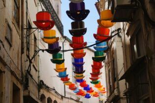Câmara substitui lâmpadas e cartolas na Rua Adelino Veiga