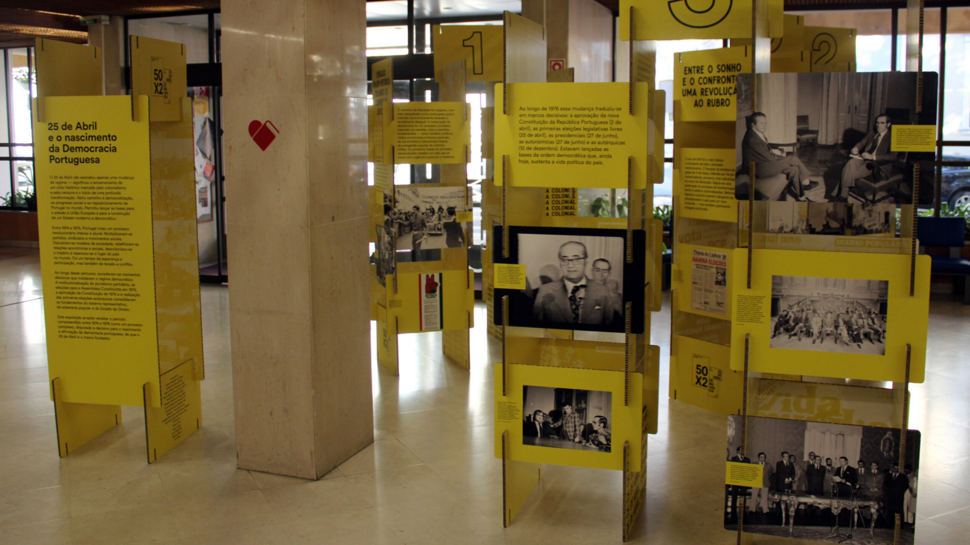 Exposição “25 de Abril e o nascimento da democracia portuguesa” patente na Biblioteca Municipal