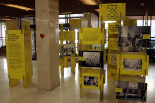 Exposição “25 de Abril e o nascimento da democracia portuguesa” patente na Biblioteca Municipal