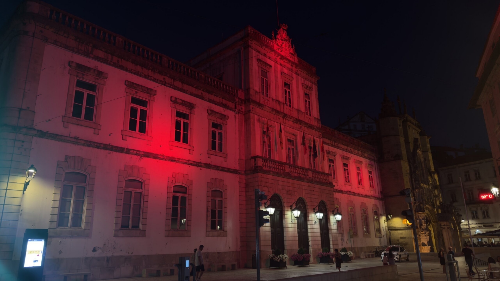 Paços do Concelho iluminam-se de vermelho no Dia Mundial do Coração