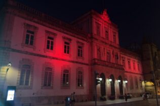 Paços do Concelho iluminam-se de vermelho no Dia Mundial do Coração