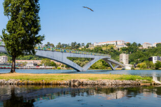 Ponte Pedro e Inês vai encerrar à circulação pedonal até três semanas para ensaios estruturais e trabalhos de conservação